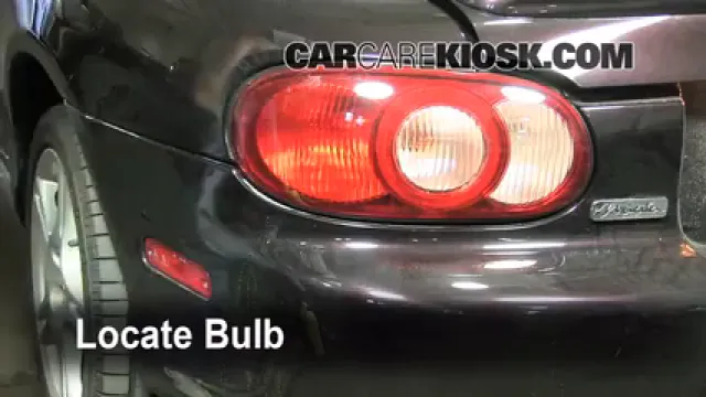 2005 Mazda Miata LS 1.8L 4 Cyl. Éclairage Feux de marche arrière (remplacer une ampoule)